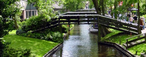 Muốn thăm thú khung cảnh đẹp như tranh của Giethoorn với những ngôi nhà mái lợp bằng sậy, bạn có thể chèo thuyền dọc các con kênh hoặc đi bộ qua những cây cầu vòm bằng gỗ.